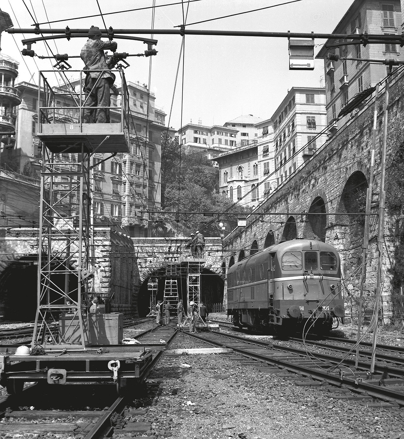 Stazione di Genova Brignole, lavori di trasformazione della linea elettrica -- fine art --
