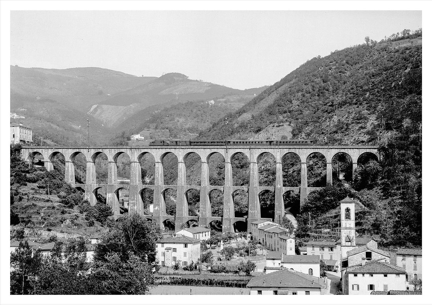 Treno sul viadotto di Piteccio